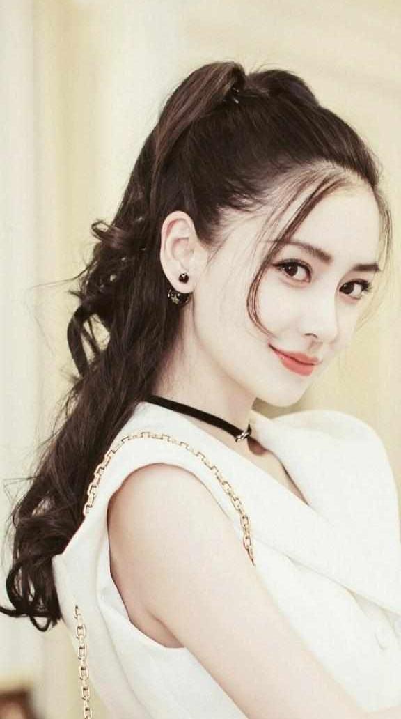 20岁关晓彤与28岁Angelababy，梳同样的发型，差距怎么这么大呢