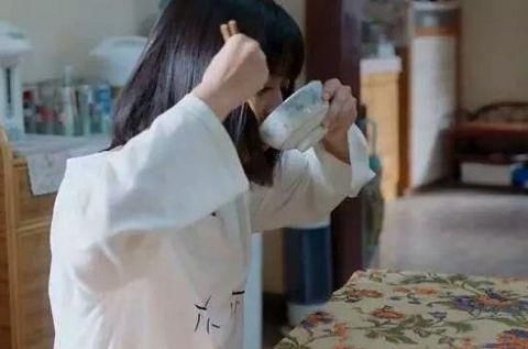 同是“假吃”，baby沈月被骂惨，为什么赵丽颖杨幂却获赞无数?