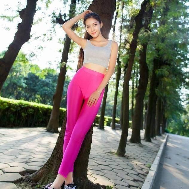 身材修长的打底裤女神，甜美显气质，让人百看不厌！