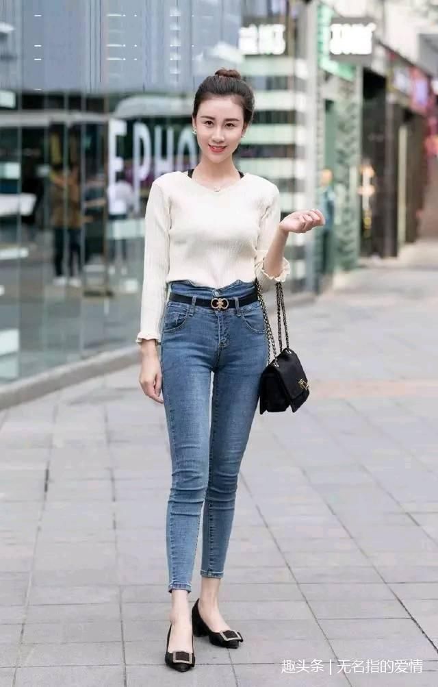 街拍：别具风情的紧身裤美女，时尚优雅，绽放年轻的魅力！