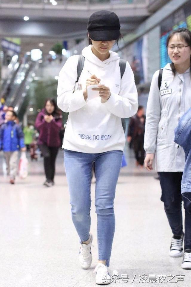 胡可素颜出镜，脸部松垮皱纹明显！网友：42岁普通人就是这模样