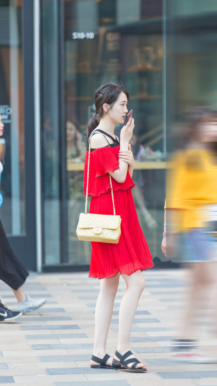 路人街拍:吊带的紧身套裙时尚性感,小姐姐穿在身上,背影迷人
