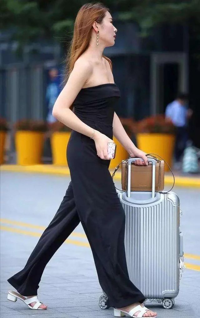 街拍：连体裤女神迎接疾风出门，小姐姐走路真的要扭腰？