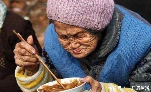  儿子们|老太生五子，生活却没水没电三年没尝肉味，儿子们养不起