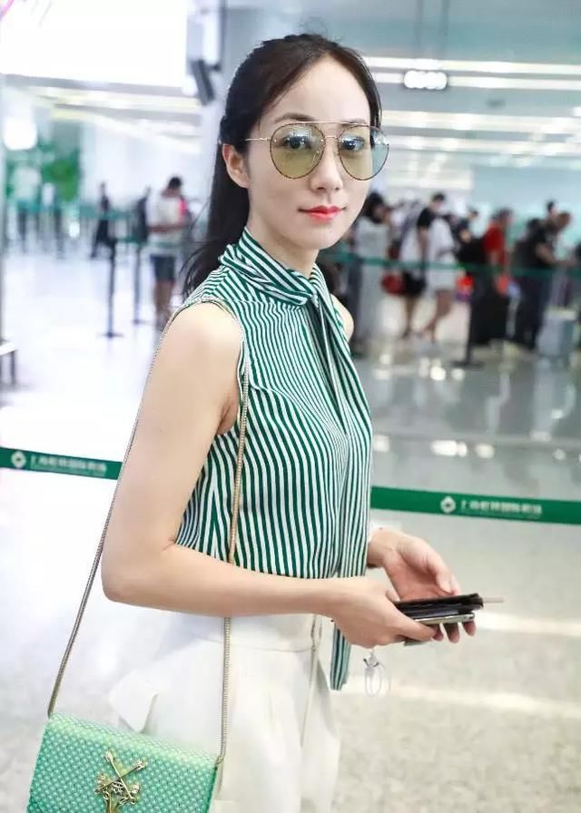 韩雪不愧是气质女神，背心也能穿出优雅感，这身材也是没谁了