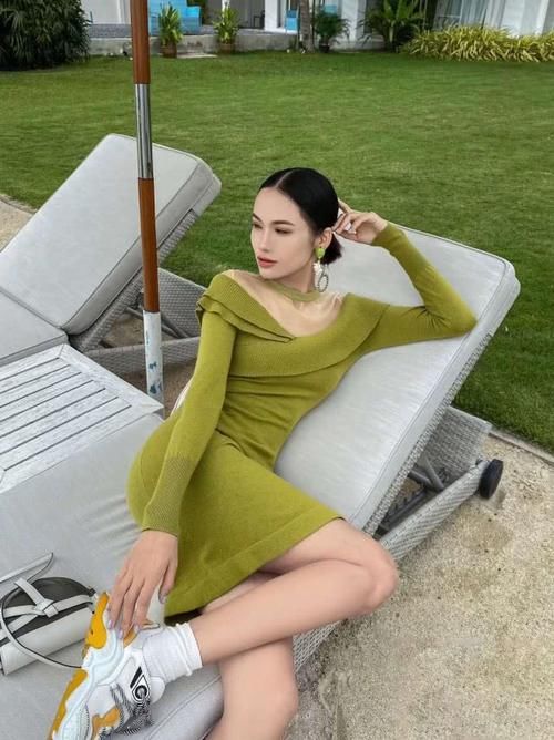  『挑选』好的材质更能带来高级感，连衣裙也要挑选好面料，时髦大气显身材