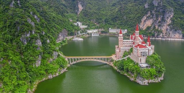 贵州山水中突然飞来了座天鹅堡,你说感觉奇不奇怪