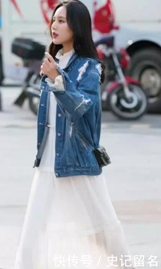 『小姐姐』美女街拍:高挑有范的美女,曼妙的身材穿搭时尚,优雅迷人!