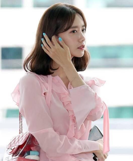 当42岁马伊琍撞上28岁林允儿同穿粉衫，网友：这差距可没有14岁！