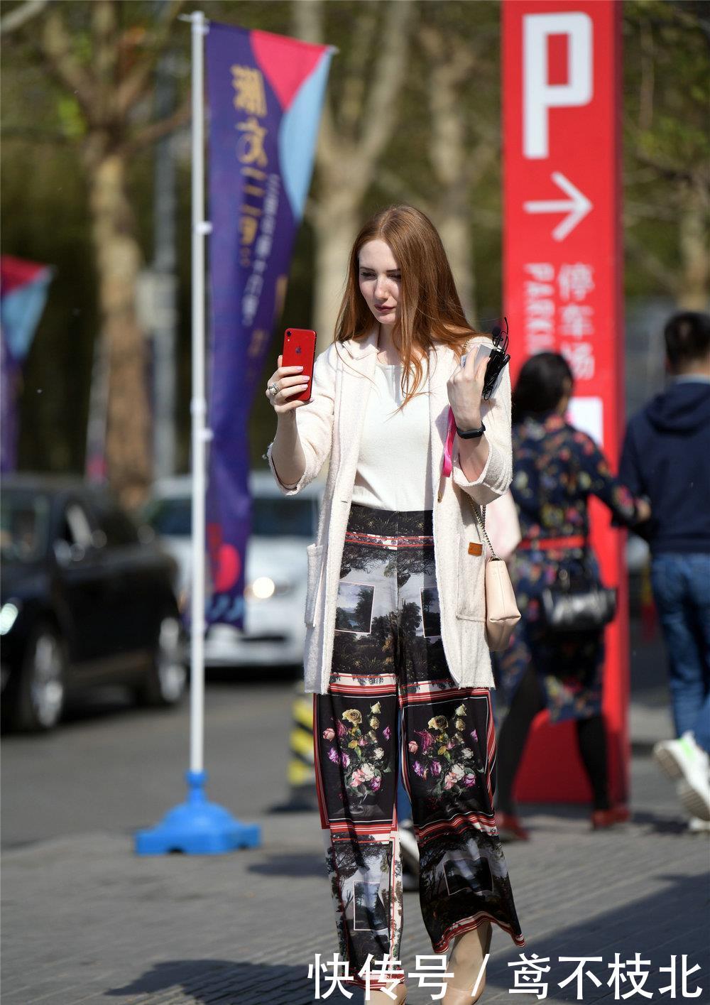  女人味■夏日穿裙装的美女，搭配一双高跟鞋，就能穿出性感，穿出女人味