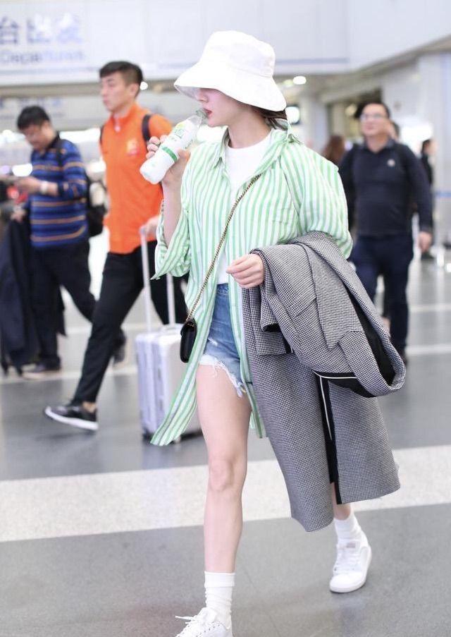 迪丽热巴大秀筷子腿,身材比例堪比超模获赞无数