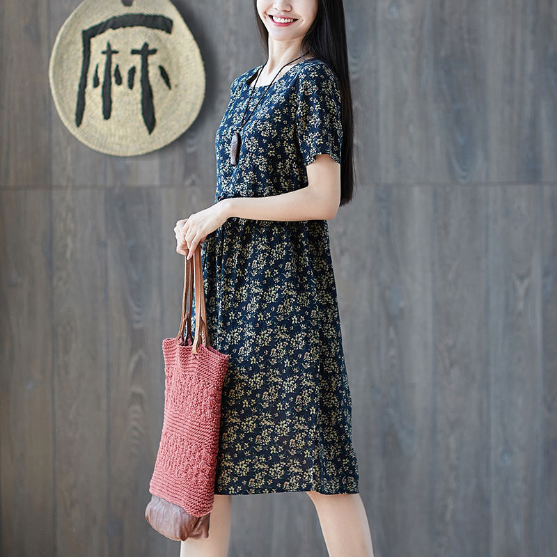 妈妈49岁，出门从不穿阔腿裤!只穿这洋气裙子，比旗袍甜美减龄