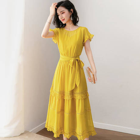 时尚浪漫尽显迷人气场，女人30岁，连衣裙就穿轻龄款