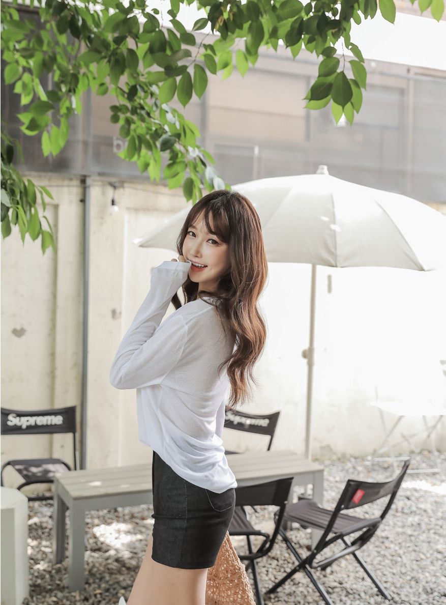 紧身黑热裤高挑美女，文静优雅，饱满有型