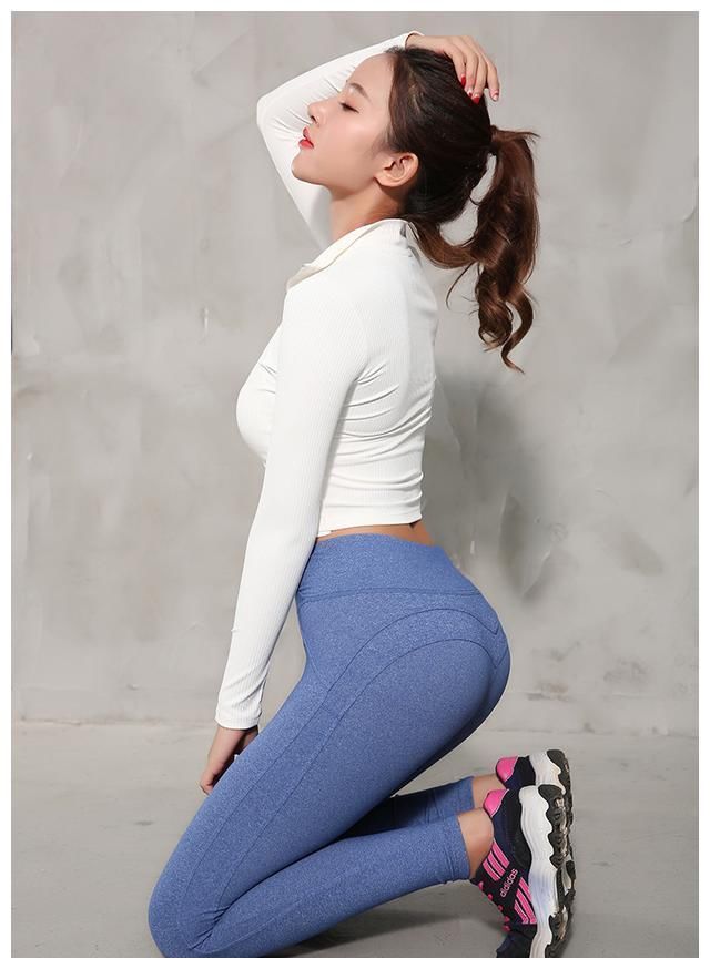 美拍：紧身裤修饰出的身材达到显瘦的效果，让你显得十分的帅气！