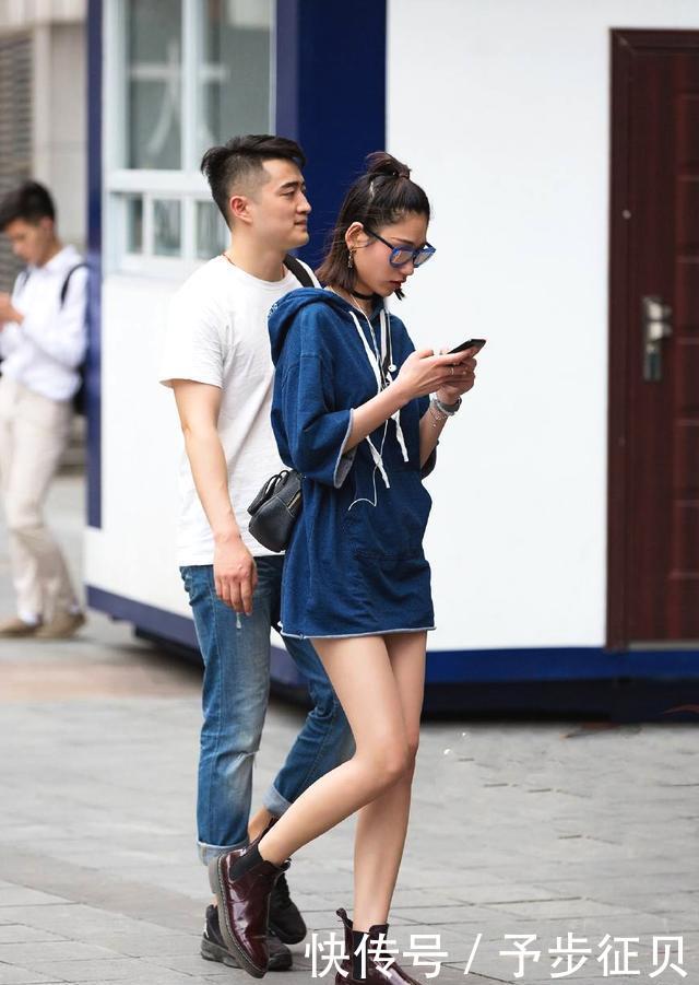  『姐妹花』街拍：漂亮的姐妹花，黑玫瑰和红玫瑰，各有各的特点与时尚