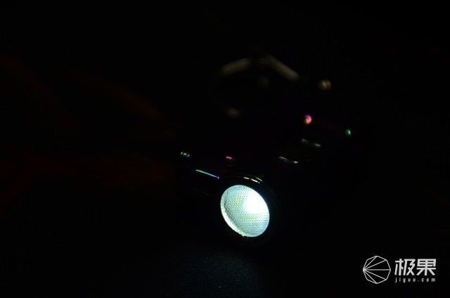 NITECORE TINI 炫彩钥匙灯上手,外表酷炫 无惧黑暗