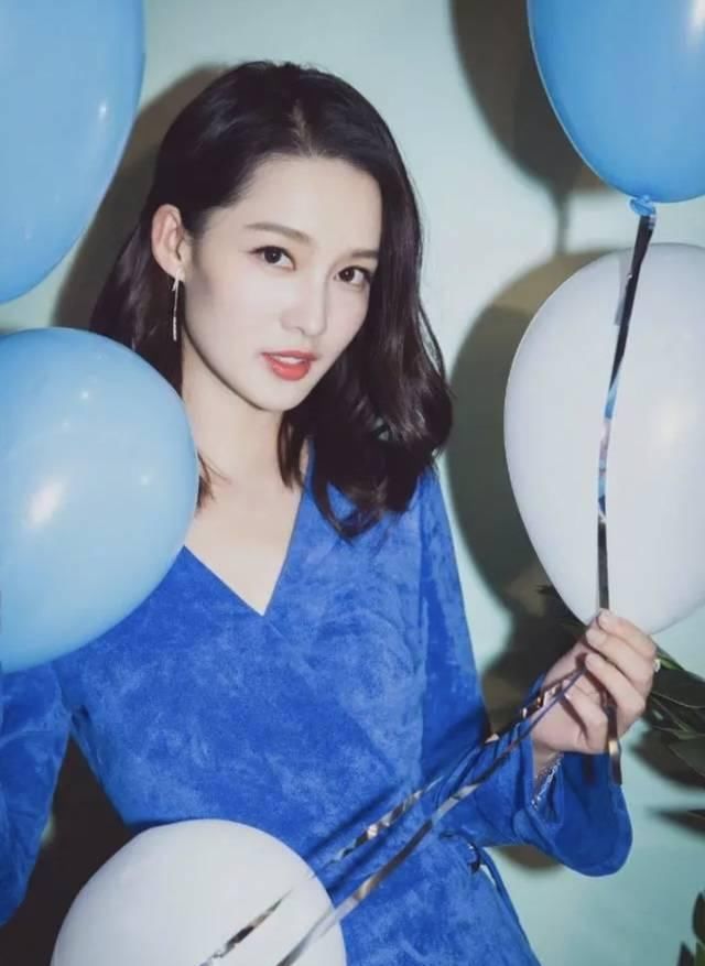  『显得』李泌真是穿什么都好看，黑色蕾丝薄纱裙配西装外套，英姿飒爽帅气