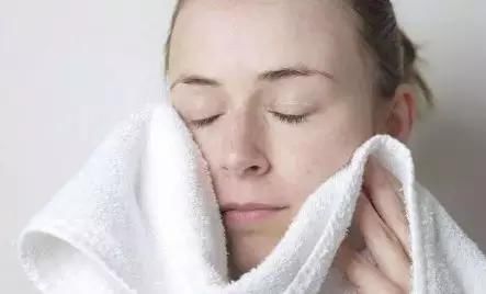 食盐和白醋混一起，处理了夏天全部年轻人的烦恼，真的太实用了!