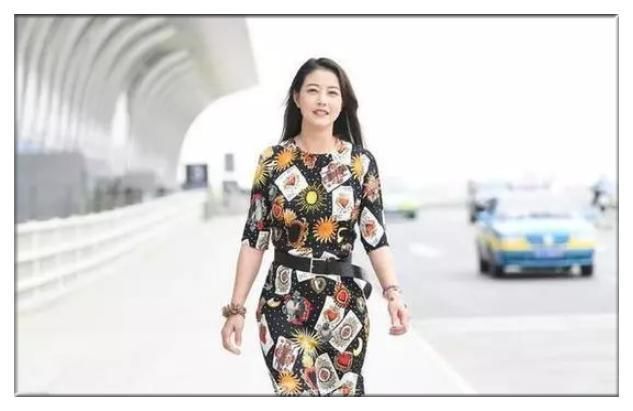 没热巴的美颜真别穿这种印花裙，像周海媚一样穿成买家秀就尴尬了