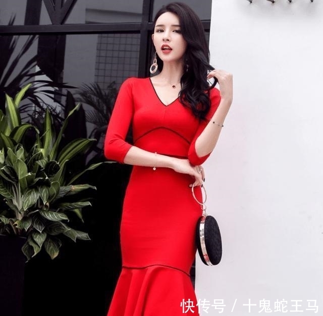 「鱼尾裙」奔三的女人最好别穿打底裤,俗气!今秋流行这样打扮,优雅显气质
