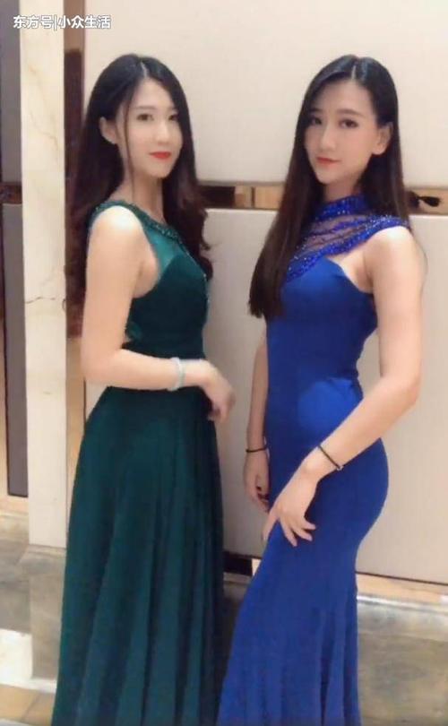 街拍：一对妙龄小姐姐长裙妩媚诱惑，这感觉真不能太好了