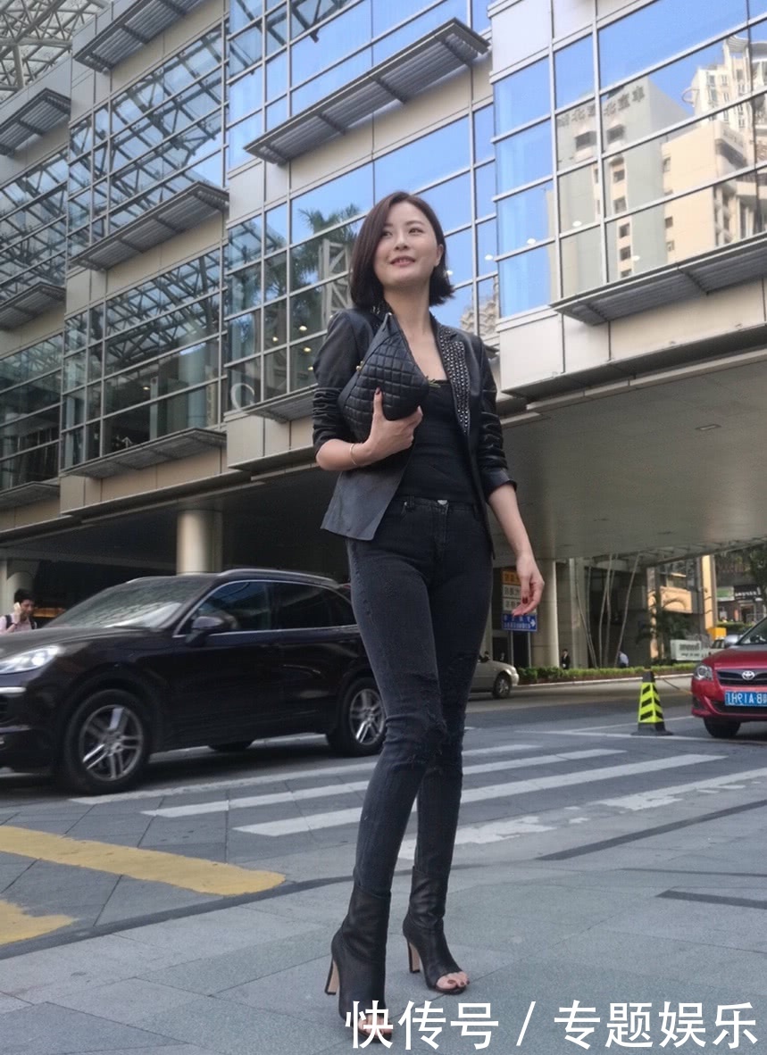 辣妈皮衣搭配牛仔裤曲线凹凸有致，穿高跟鞋带娃很随意，霸气十足