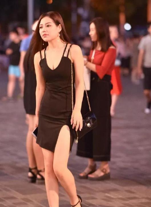 俏丽■街拍:俏丽的靓颜美女,身穿露肩长裙,笑容甜美可爱