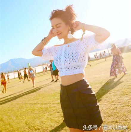 潮了的吴昕和胖了的陈妍希，同穿露肩裙，网友:手臂差8斤肉不止