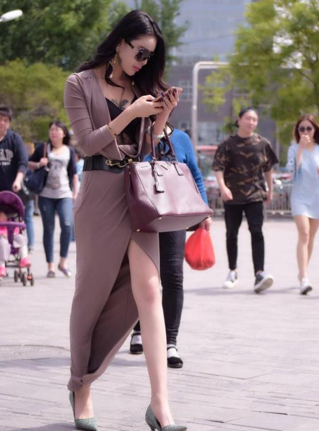 『装配』街拍:高挑靓丽的美女,身穿个性衣装配高跟鞋,很漂亮