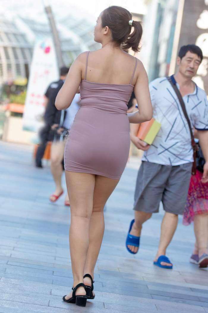 薄款吊带包臀裙的丰腴辣妈，裙子紧身设计勾勒身材，让她更有魅力