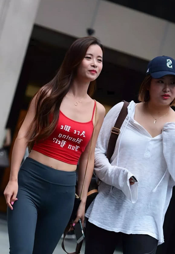 你们要的超低吊带抹胸装，紧绷的身材遭闺蜜羡慕，竟也开始了大胆