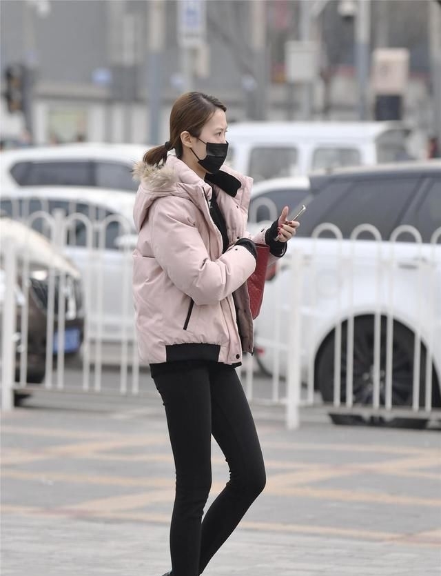 冬季:冬季的羽绒服,选择长款还是短款,时尚姑娘有自己的搭配技巧