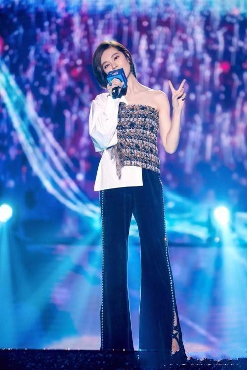 郁可唯的另类时尚,裤子反着穿,能看懂的请举个手!