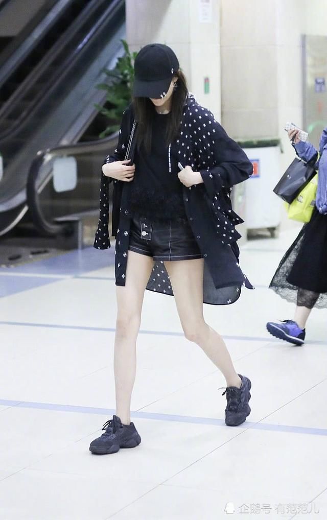 关晓彤私服终于穿短裤，路人镜头下腿更瘦更长，网友：这才叫腿精
