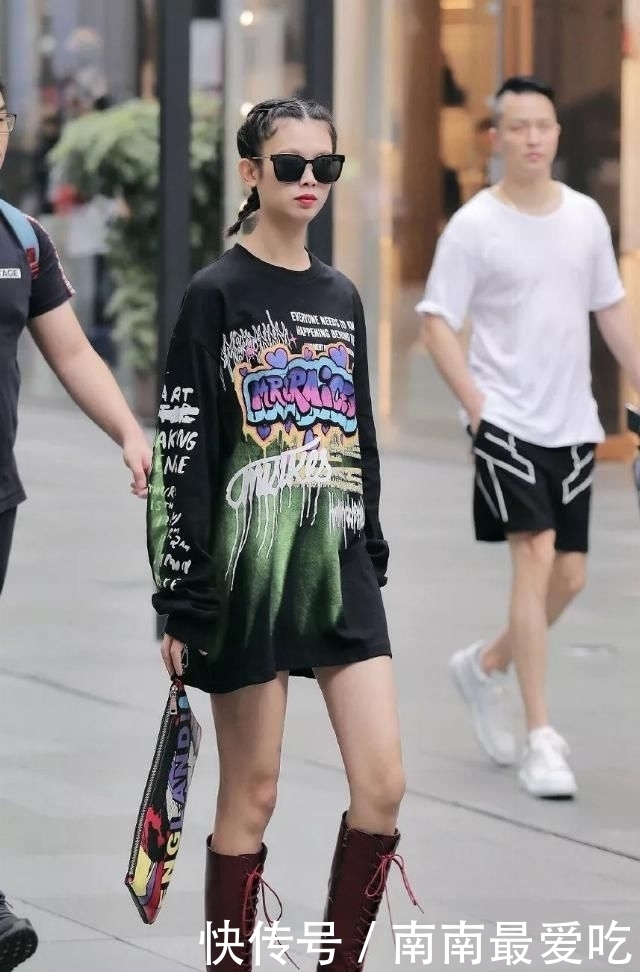 『蓝色』蓝色紧身牛仔裤搭配高筒靴,穿一件亮银色皮衣更是帅气感十足