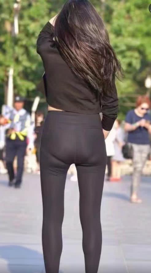 街拍：时尚小阿姨街头配合摄像师刁钻的镜头