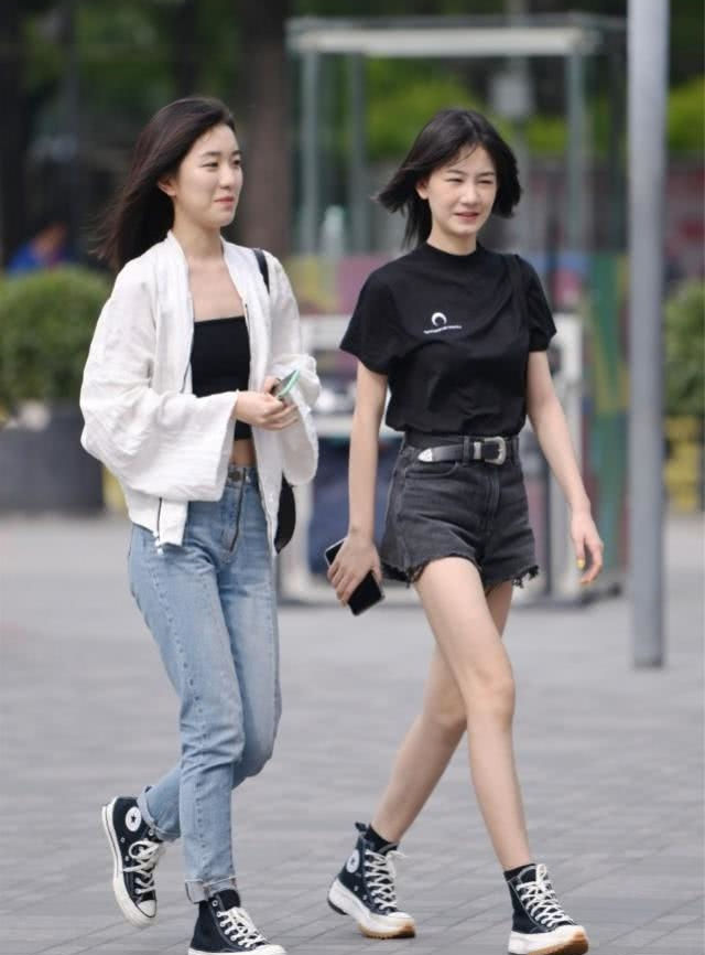  『动人』小姐姐魅力十足, 穿白色的圆领露脐上衣很动人