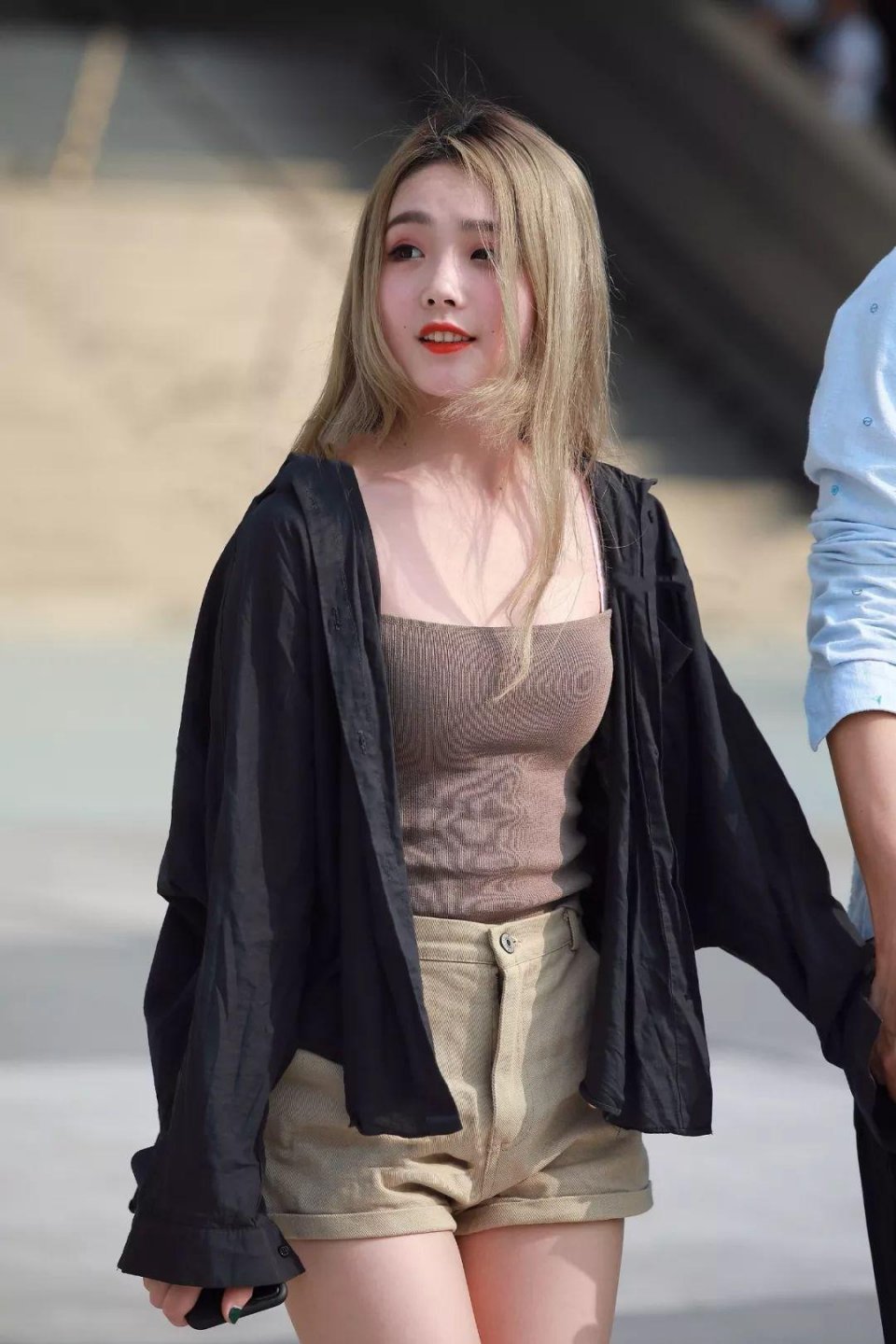 深圳街拍 身材微丰满，肤色白皙迷人的性感甜美可爱美女