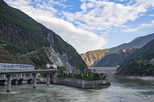 川藏线翻越二郎山，40分钟骑行30公里到泸定,居然错过看大渡河