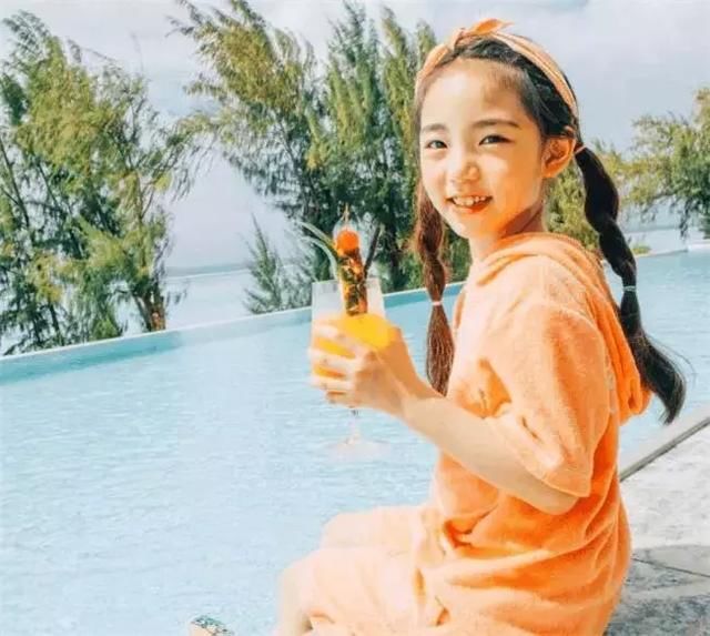 她7岁开始化妆,8岁骨骼停止生长,容貌停在14岁,五官很精致