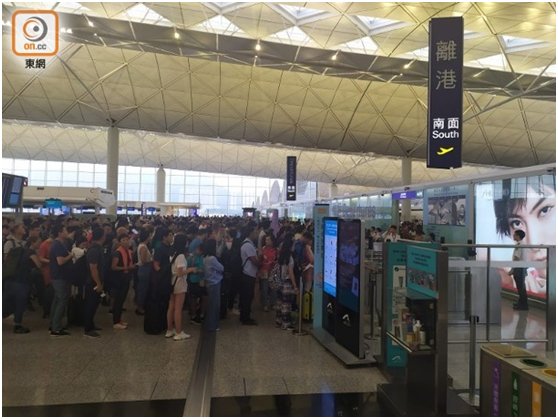 港媒：香港机场示威者全部离开 机管局称今日航班恢复正常