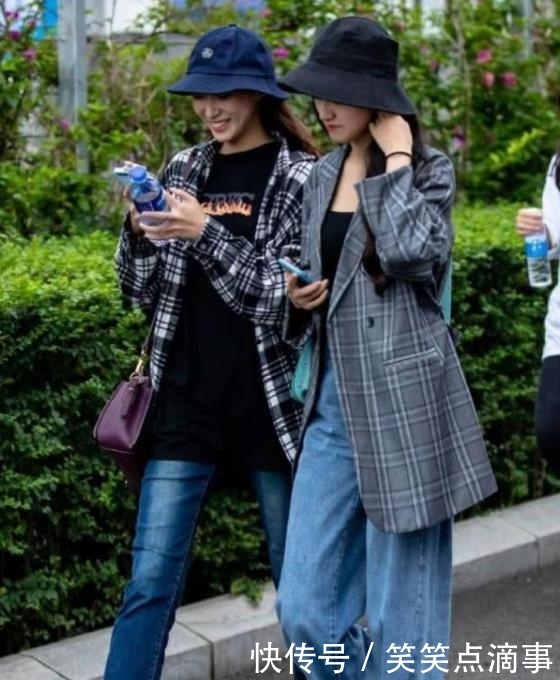 小姐姐■街拍:肤如凝脂的小姐姐,一件白色一字肩连衣裙,优雅气质迷人