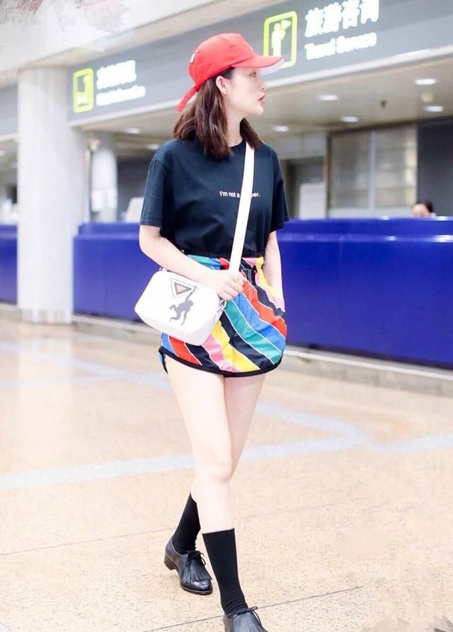 李沁穿彩虹色短裤现身，搭配黑色长筒袜，网友：这回终于穿对了！