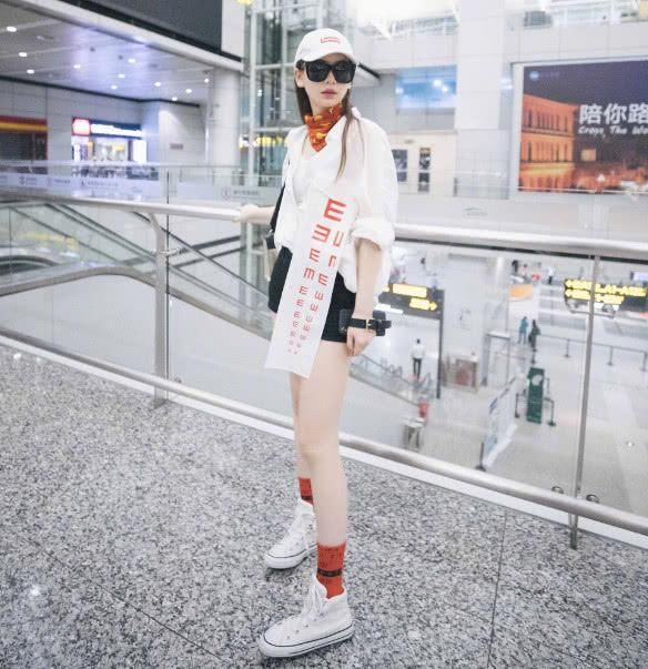 时尚辣妈戚薇穿背心亮相，身材扁平不分正反面，难怪人称七哥!