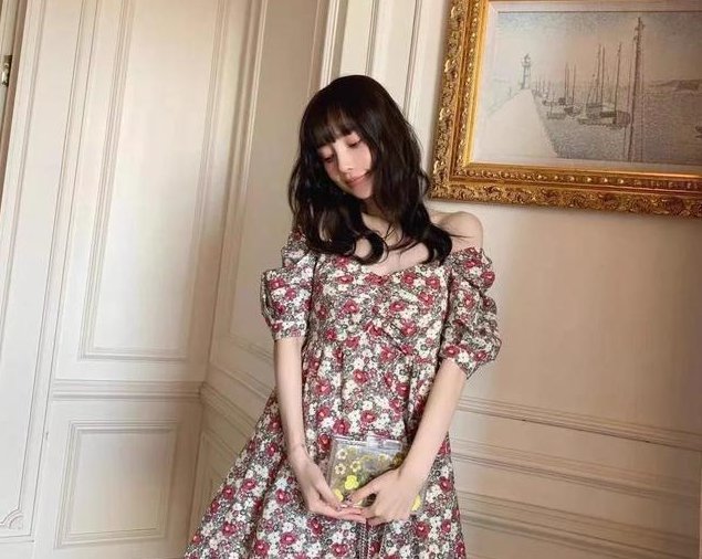  #碎花#“卫衣+牛仔裤”过时了,2020流行这3款碎花裙,半个娱乐圈都在穿