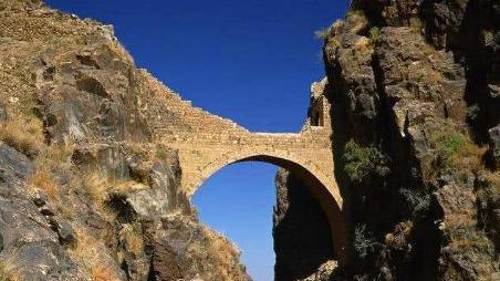 世上最神秘的桥：建在峡谷间，没有桥墩，建造之谜400年来未解