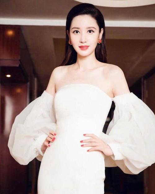 张萌秀曼妙身姿，凤凰做成裙子让人惊艳，难得一见的现代古典美！