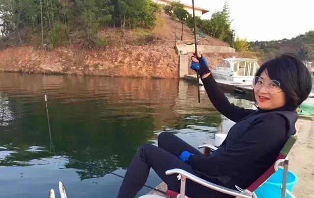 40岁大叔为钓鱼买下一座岛，改造破屋成海景房，真过瘾