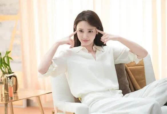 「佩戴」聪明女人选项链都爱袖珍款,戴上不显脖子短,时髦高级有气质